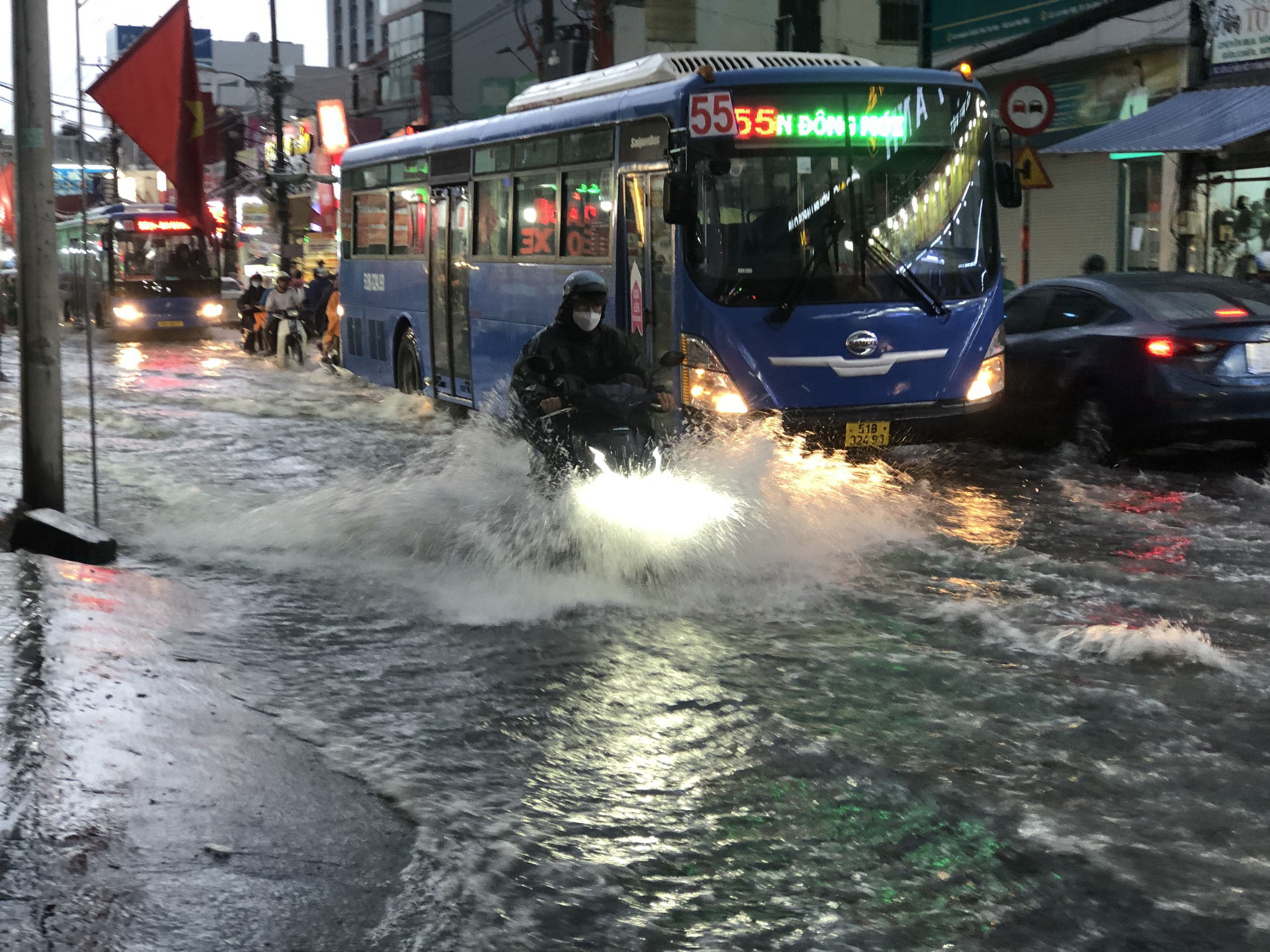 Mưa lớn, nhiều tuyến đường ngập sâu ở TP.HCM, cảnh sát vất vả điều tiết giao thông- Ảnh 4.