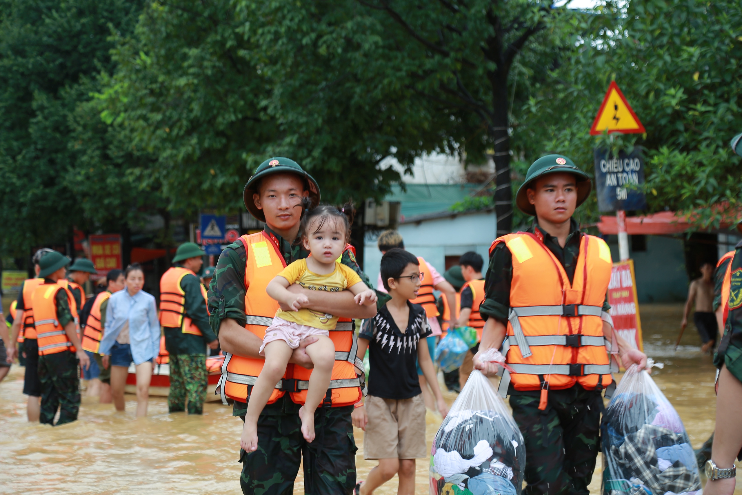 Hàng trăm người được "giải cứu" trong tâm lũ ở Thái Nguyên - Ảnh 2.