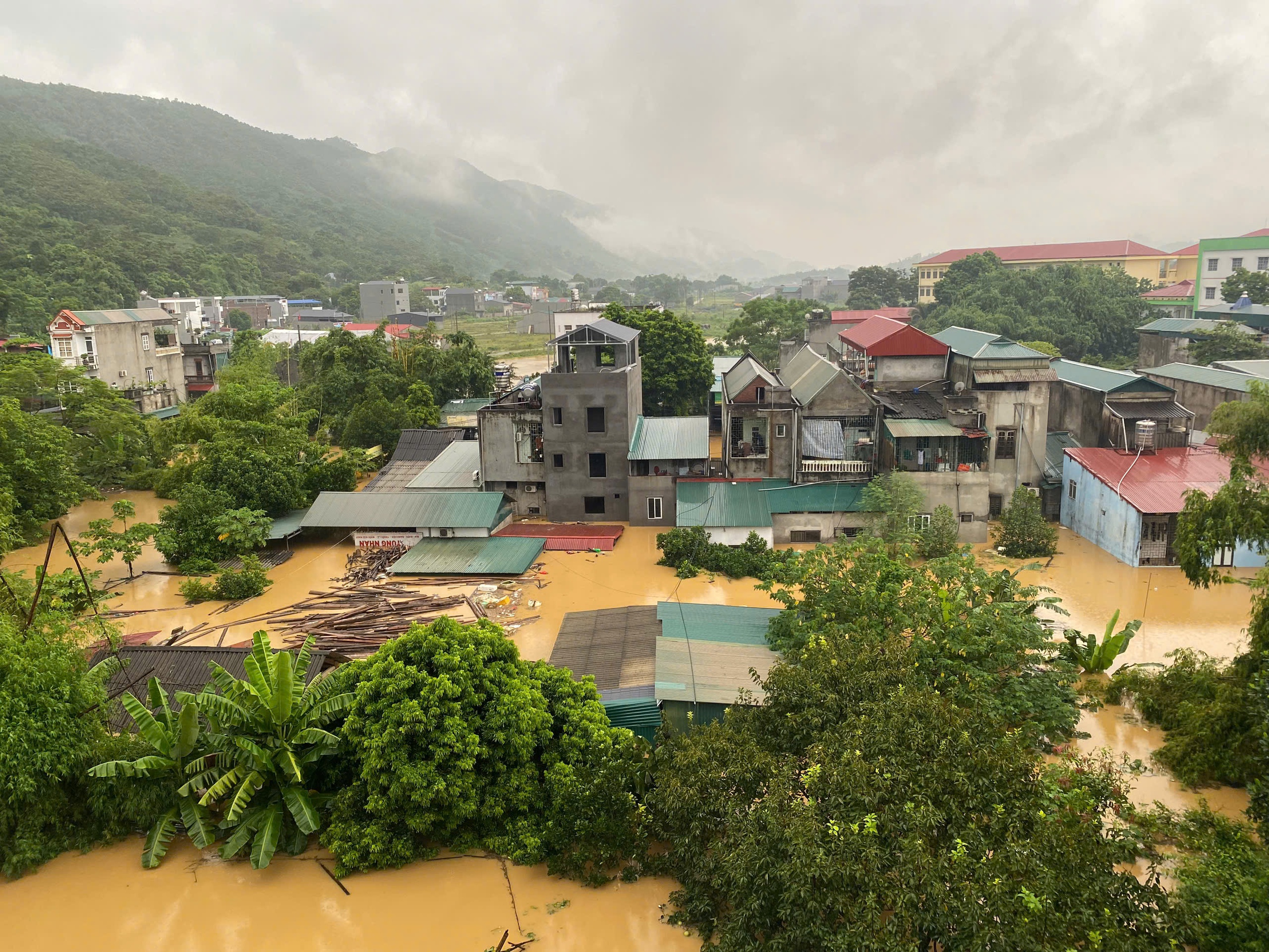 Những phóng viên bị cô lập giữa vùng lũ ở Lào Cai - Ảnh 2.