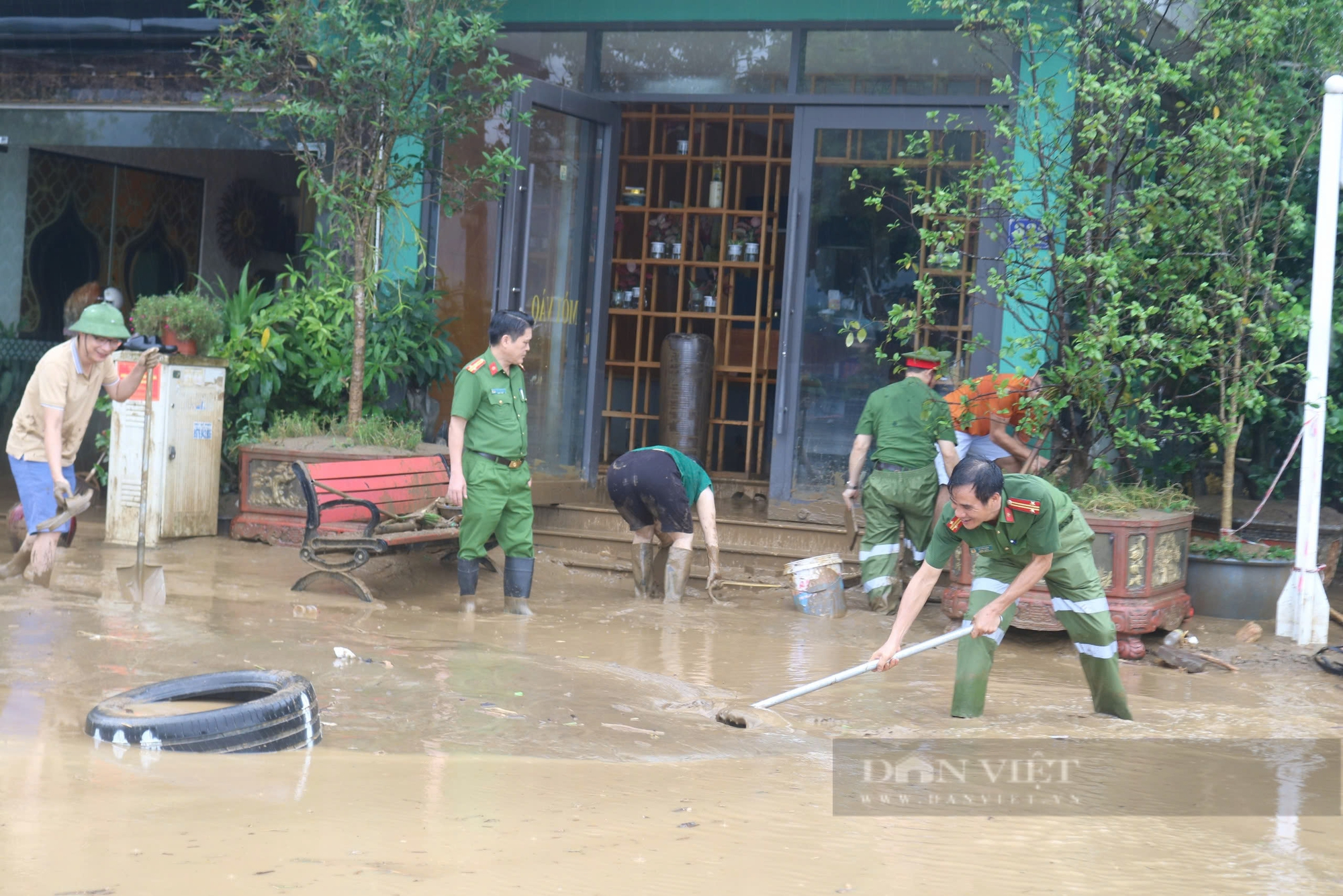 Mực nước sông Hồng ở thành phố Lào Cai đang rút dần - Ảnh 5.