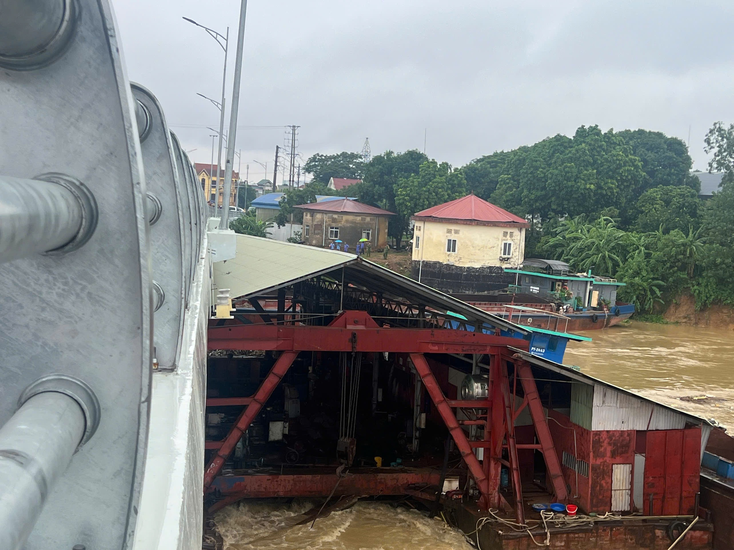 Hàng loạt sà lan mắc kẹt ở cầu Vĩnh Phú (Phú Thọ), tạm cấm phương tiện lưu thông - Ảnh 8.