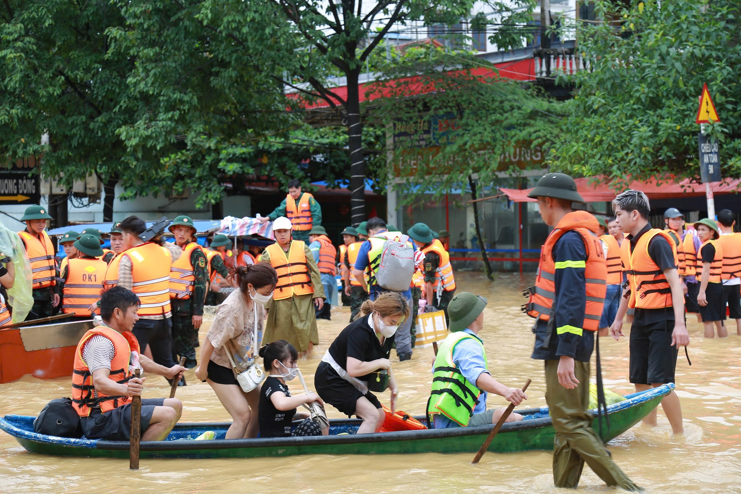 Thái Nguyên 24 giờ trong lũ dữ - Ảnh 6.