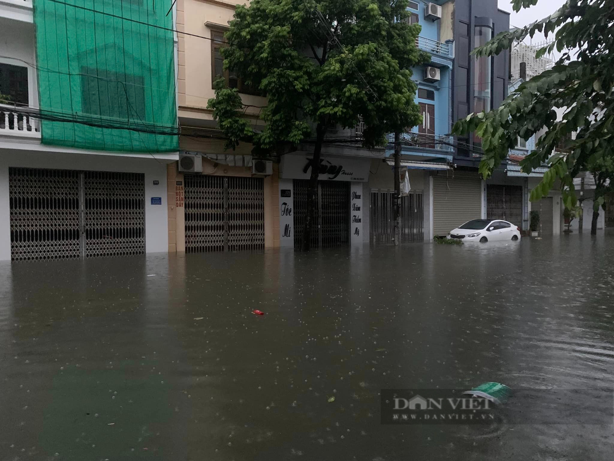 Sau mưa lớn, thành phố Nam Định ngập sâu trong nước, dân hối hả chạy đồ đạc ngay trong đêm - Ảnh 2.