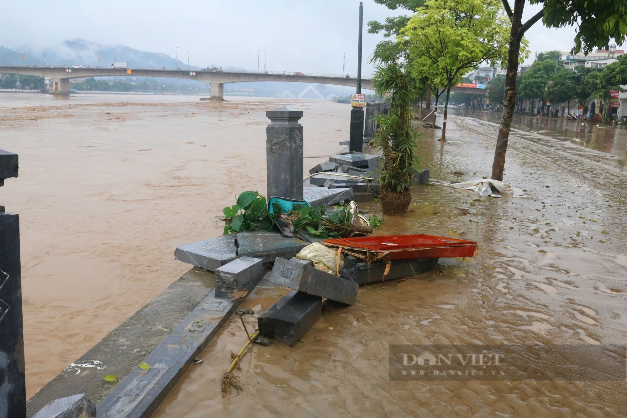 Mực nước sông Hồng ở thành phố Lào Cai đang rút dần - Ảnh 8.