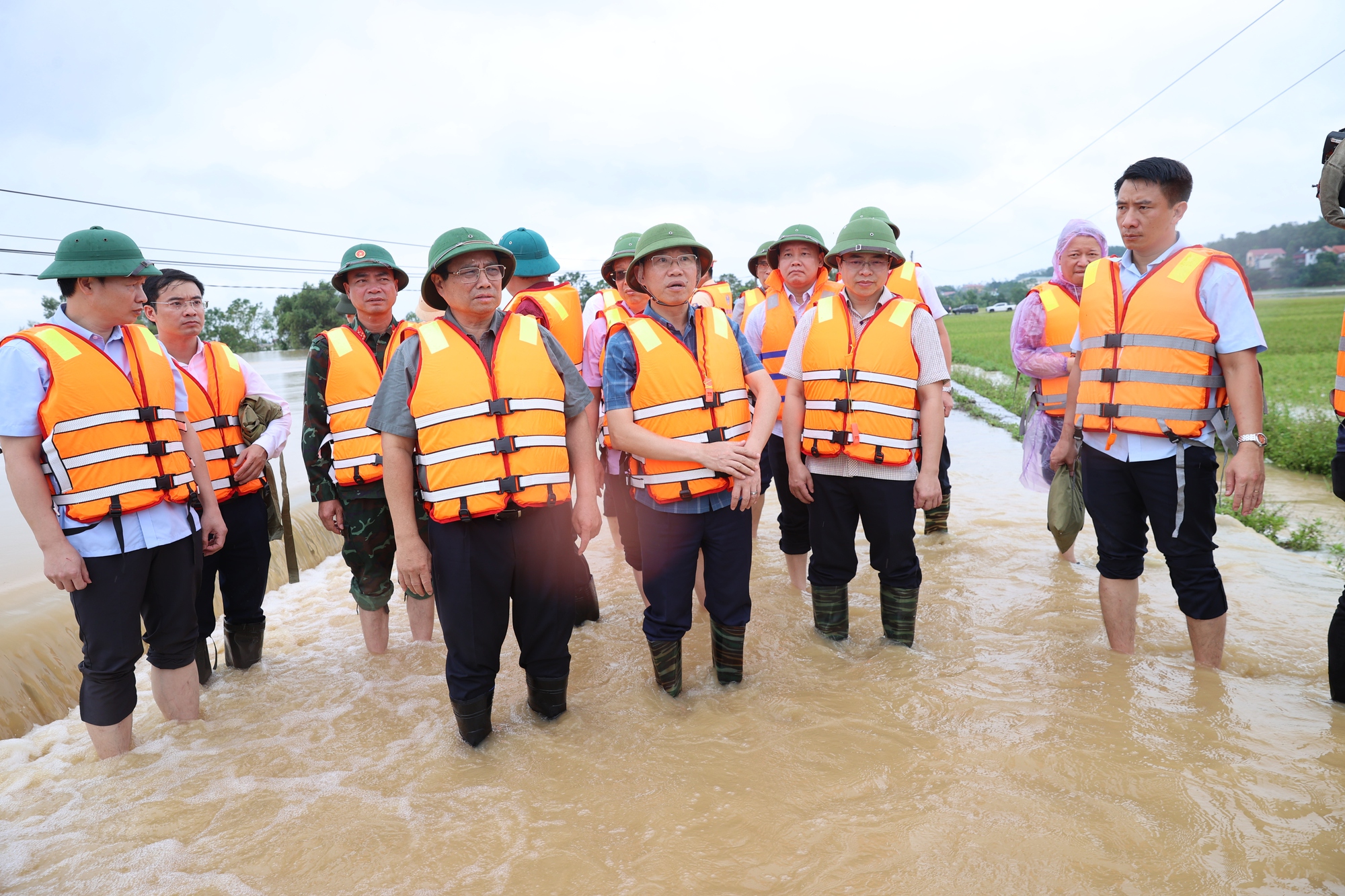 Thủ tướng Phạm Minh Chính thăm hỏi, động viên người dân tại xã bị cô lập của Bắc Giang- Ảnh 4.