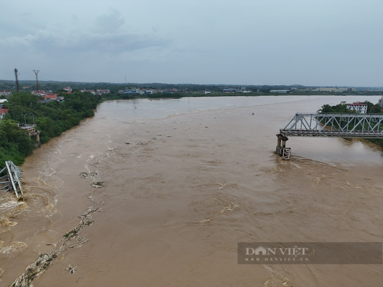 Vụ sập cầu Phong Châu: Cận cảnh dàn phương tiện chuẩn bị bắc cầu phao qua sông Hồng - Ảnh 9.