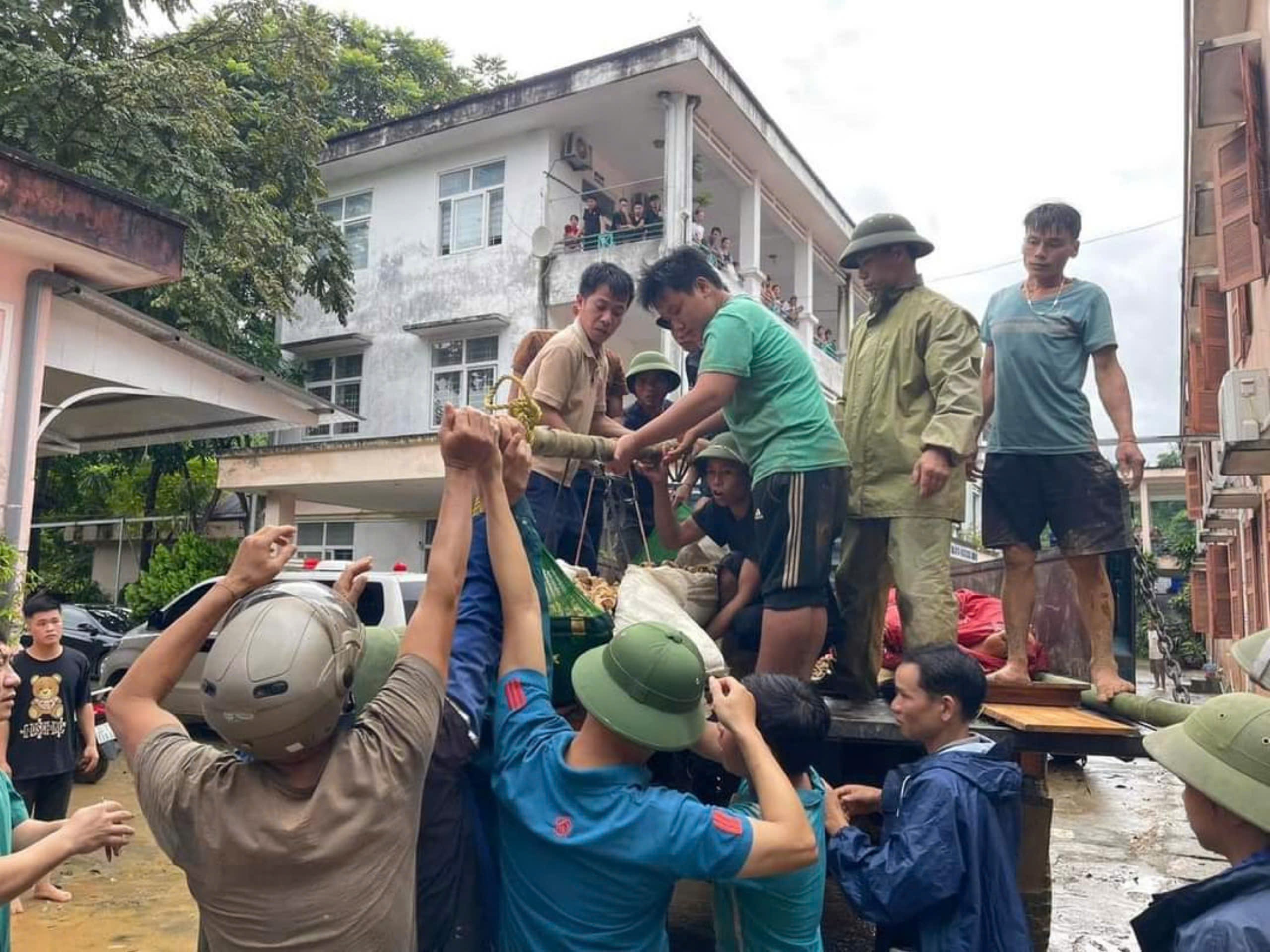 Lũ quét kinh hoàng vùi lấp cả thôn, tìm thấy 16 thi thể, hơn 100 người đang mất tích ở Lào Cai- Ảnh 3.