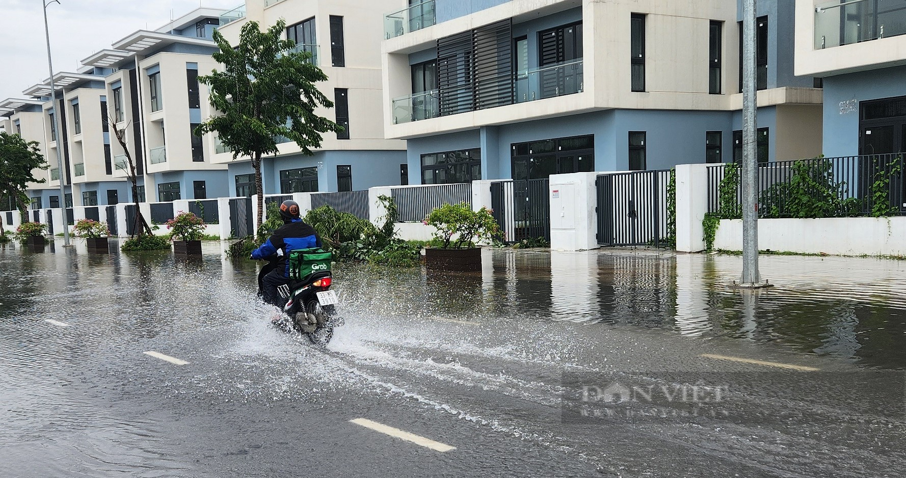 Hàng loạt biệt thự triệu đô lại ngập sau mưa, giá vẫn tăng chót vót - Ảnh 1.