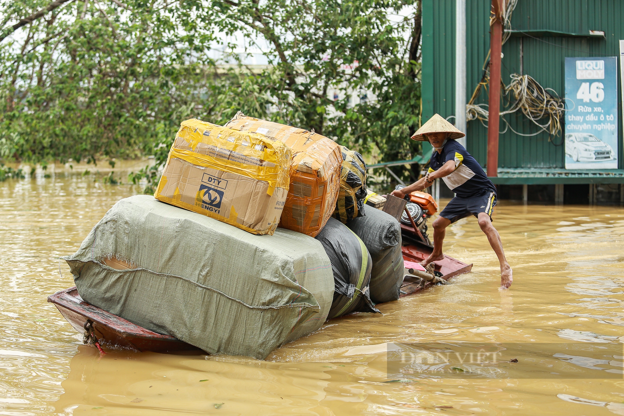 Nước sông Hồng dâng cao, người dân đằm mình trong nước hàng tiếng đồng hồ để cứu tài sản - Ảnh 14.