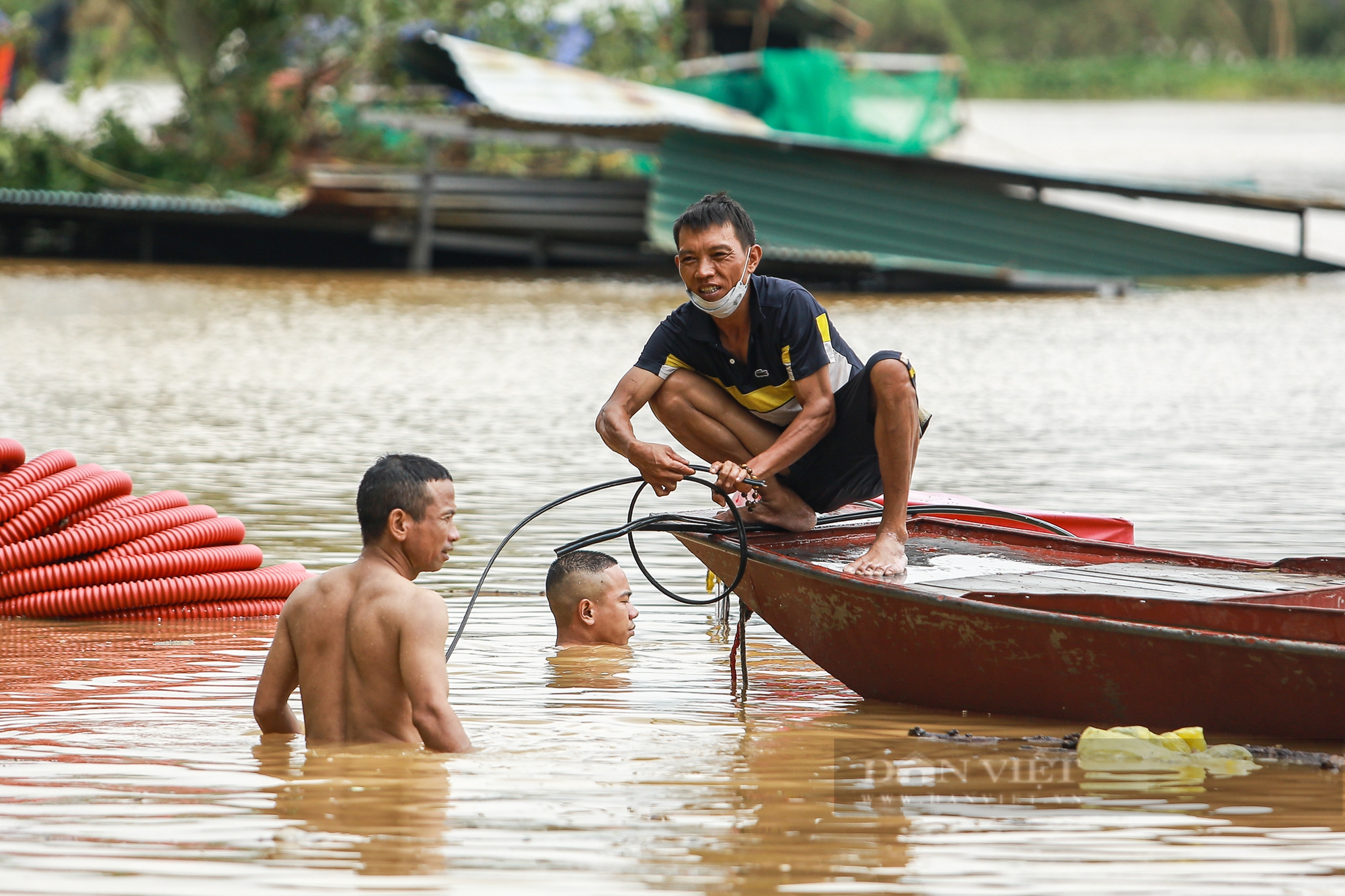 Nước sông Hồng dâng cao, người dân đằm mình trong nước hàng tiếng đồng hồ để cứu tài sản - Ảnh 9.