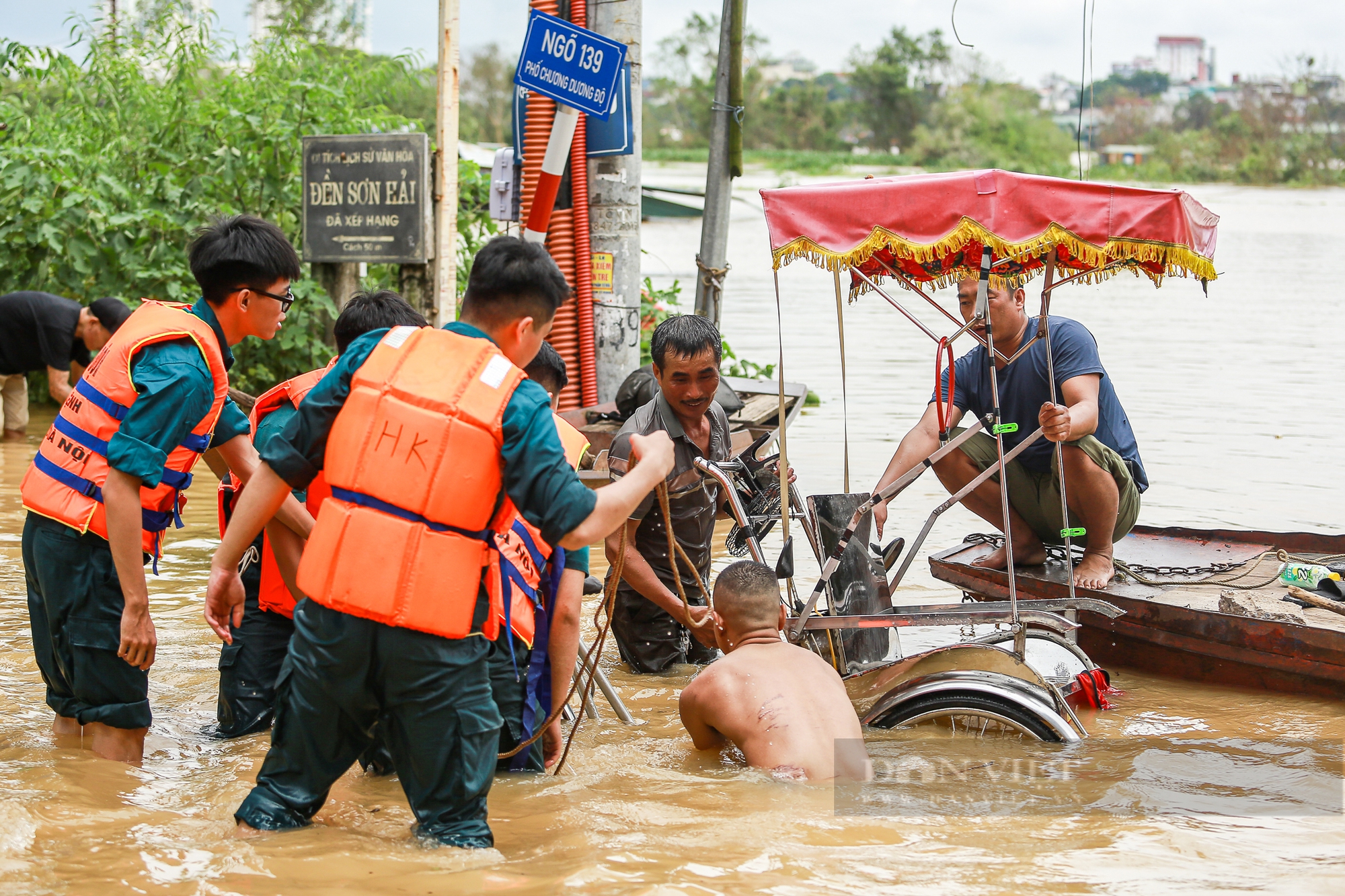 Nước sông Hồng dâng cao, người dân đằm mình trong nước hàng tiếng đồng hồ để cứu tài sản - Ảnh 10.