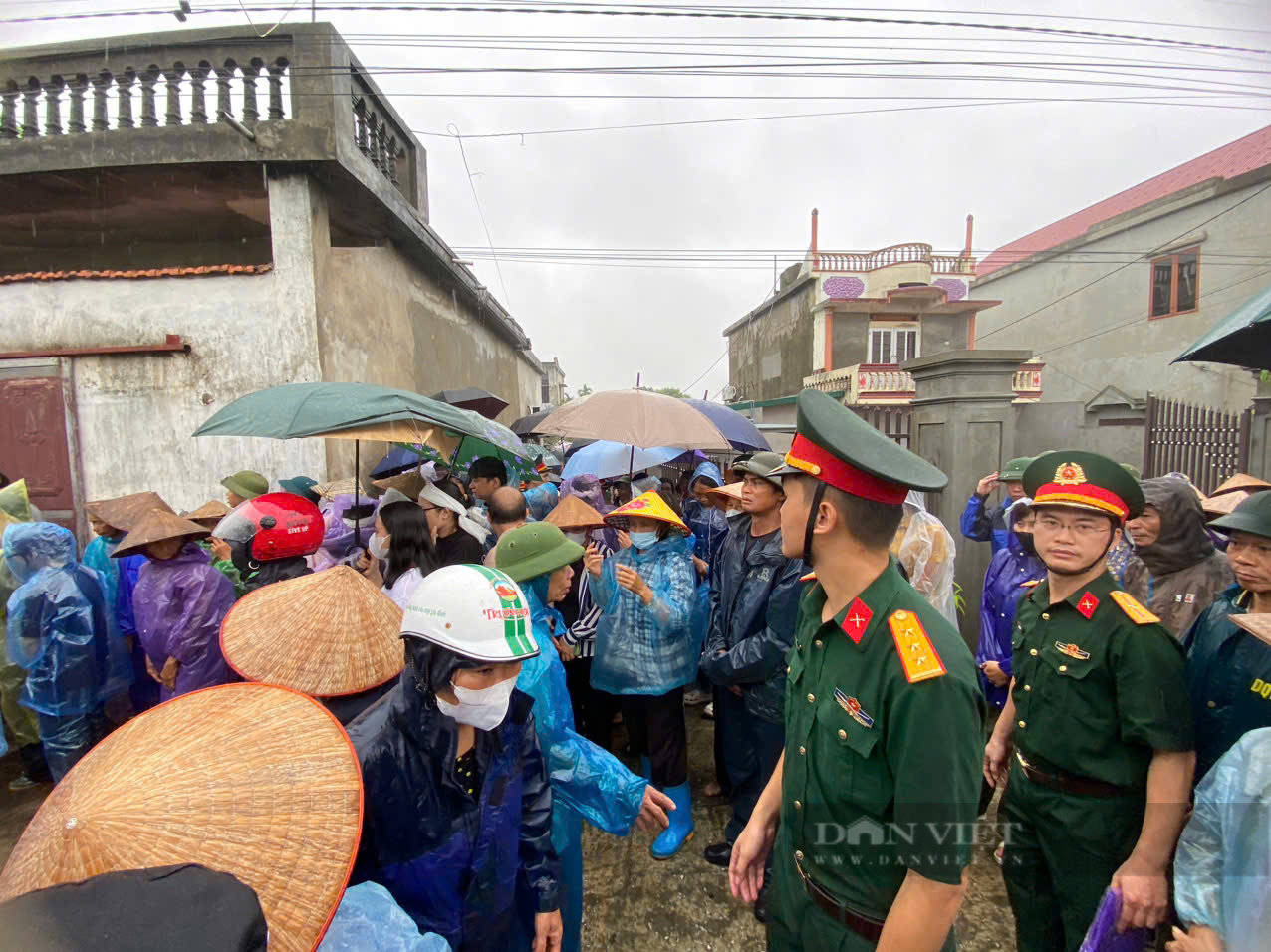 Người người nghẹn lòng đưa tiễn Đại úy hy sinh khi chống bão số 3 về nơi an nghỉ- Ảnh 2.