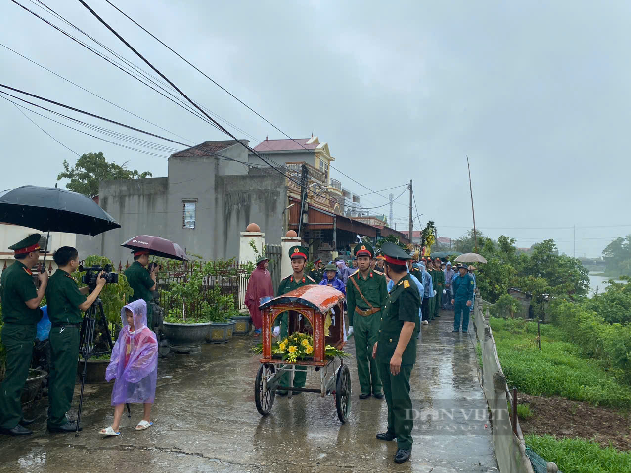 Người người nghẹn lòng đưa tiễn Đại úy hy sinh khi chống bão số 3 về nơi an nghỉ- Ảnh 5.