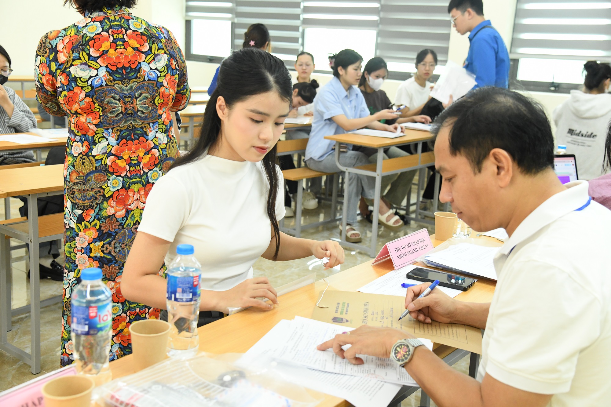 Diễn biến thời tiết phức tạp, thêm loạt trường đại học ở miền Bắc thay đổi kế hoạch học tập - Ảnh 1.