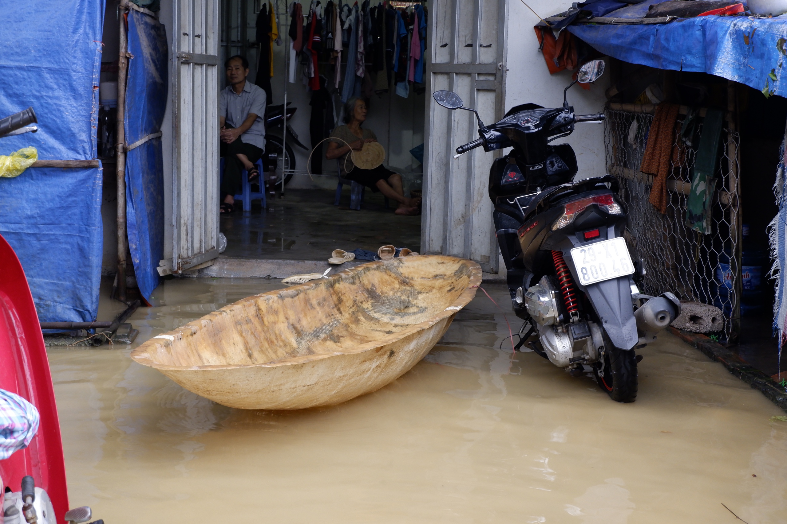 Nước sông Bùi lên cao, người dân Hà Nội hối hả chạy lũ- Ảnh 6.