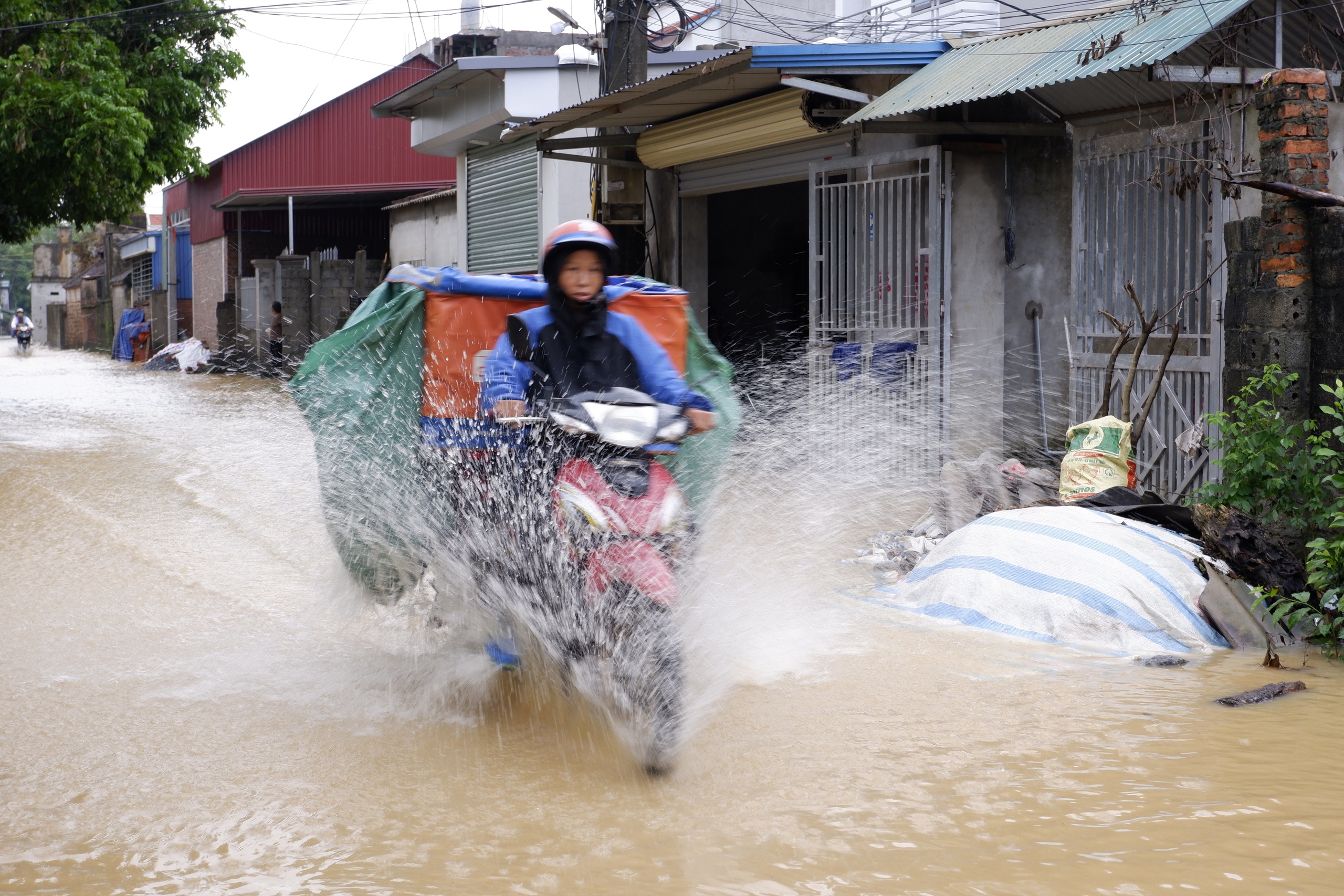 Nước sông Bùi lên cao, người dân Hà Nội hối hả chạy lũ- Ảnh 17.