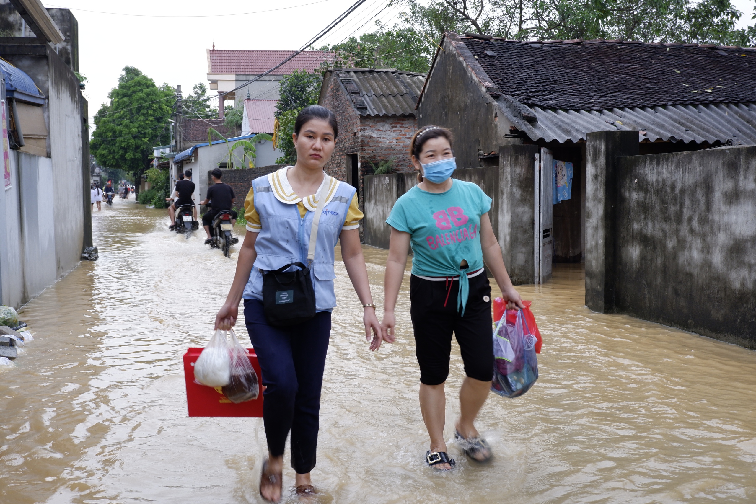 Nước sông Bùi lên cao, người dân Hà Nội hối hả chạy lũ- Ảnh 16.