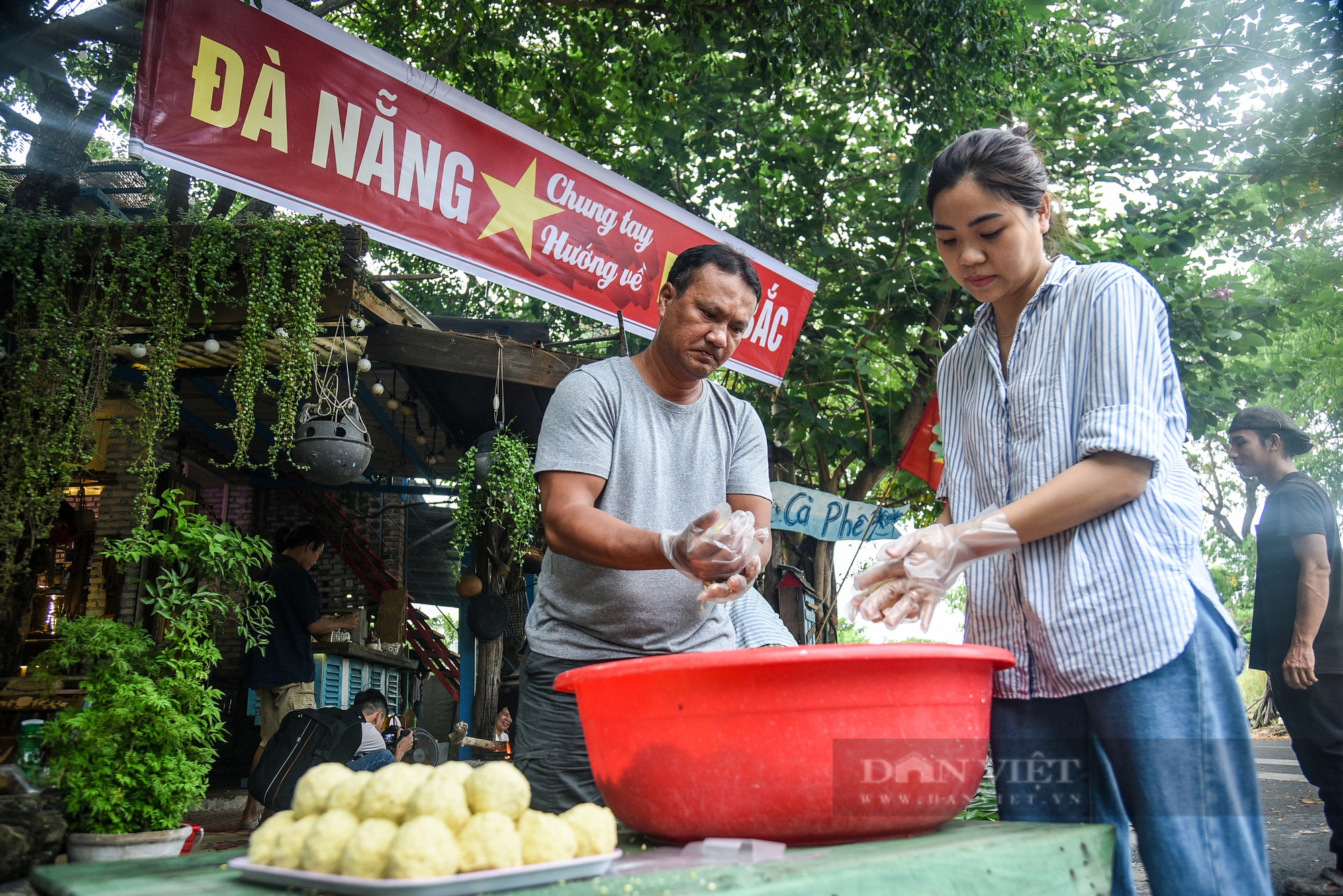 Người dân Đà Nẵng xuyên đêm nấu bánh gửi vùng lũ lụt miền Bắc- Ảnh 3.