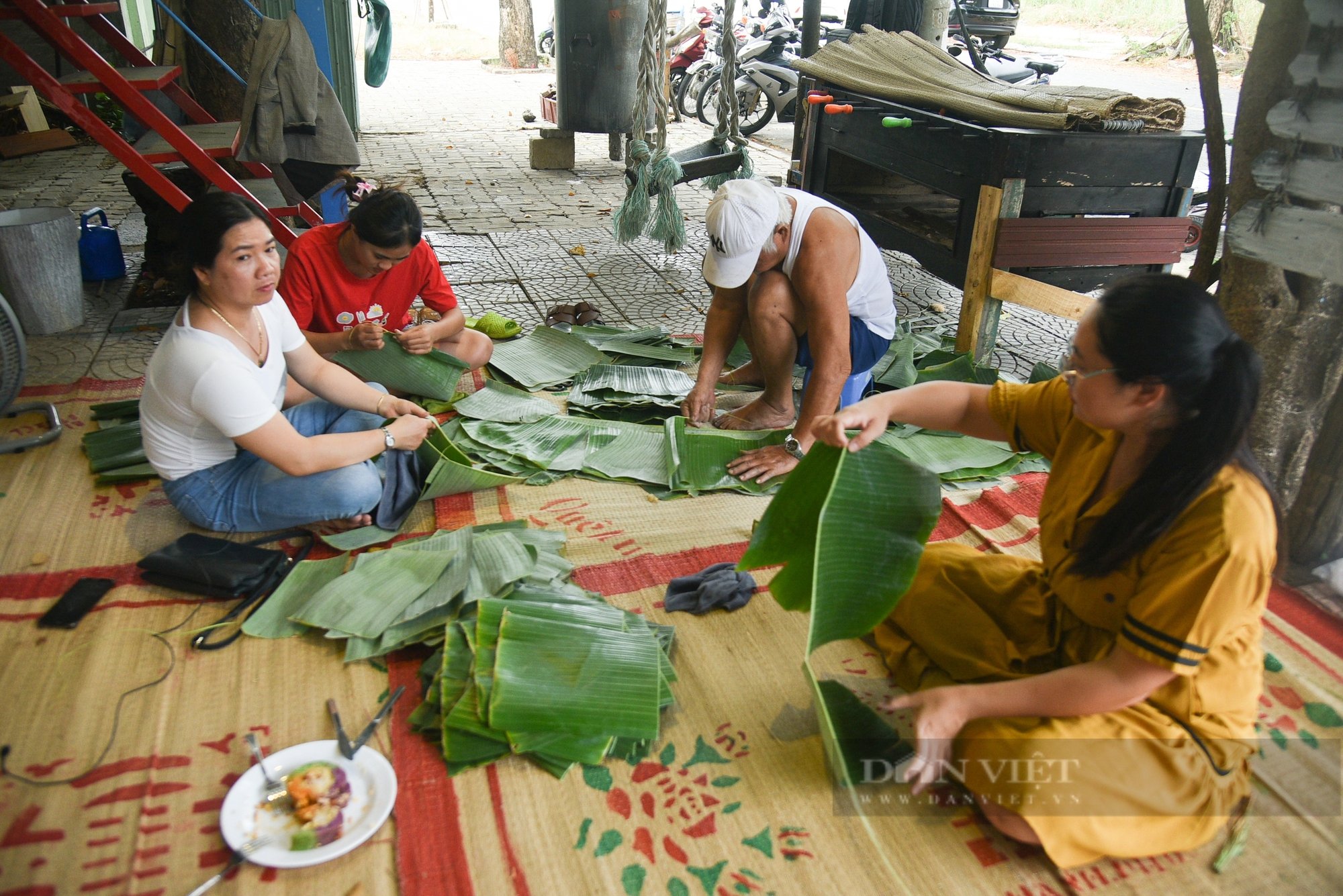 Người dân Đà Nẵng xuyên đêm nấu bánh gửi vùng lũ lụt miền Bắc- Ảnh 2.