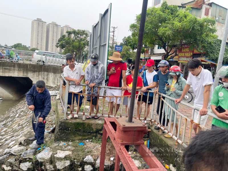 Sông Tô Lịch "hồi sinh" sau mưa lớn, người Hà Nội đi câu, quăng chài bắt cá  - Ảnh 5.