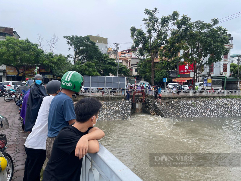 Sông Tô Lịch "hồi sinh" sau mưa lớn, người Hà Nội đi câu, quăng chài bắt cá  - Ảnh 1.