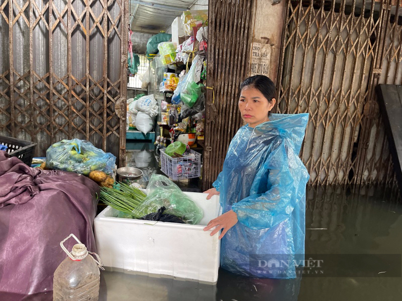 Cuộc sống người Hà Nội bị đảo lộn, trắng đêm mất ngủ vì bị cô lập trong mưa ngập - Ảnh 12.