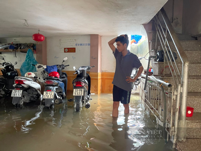 Cuộc sống người Hà Nội bị đảo lộn, trắng đêm mất ngủ vì bị cô lập trong mưa ngập - Ảnh 9.