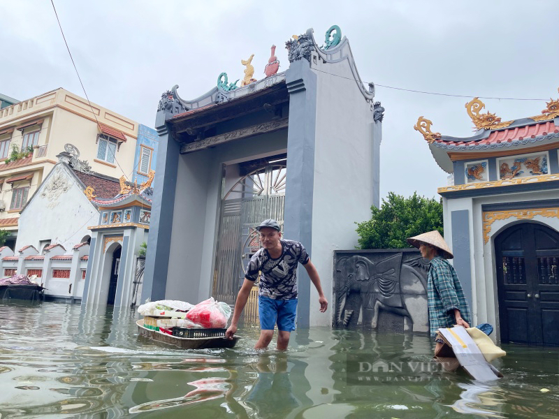 Cuộc sống người Hà Nội bị đảo lộn, trắng đêm mất ngủ vì bị cô lập trong mưa ngập - Ảnh 4.