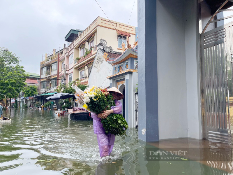 Cuộc sống người Hà Nội bị đảo lộn, trắng đêm mất ngủ vì bị cô lập trong mưa ngập - Ảnh 5.