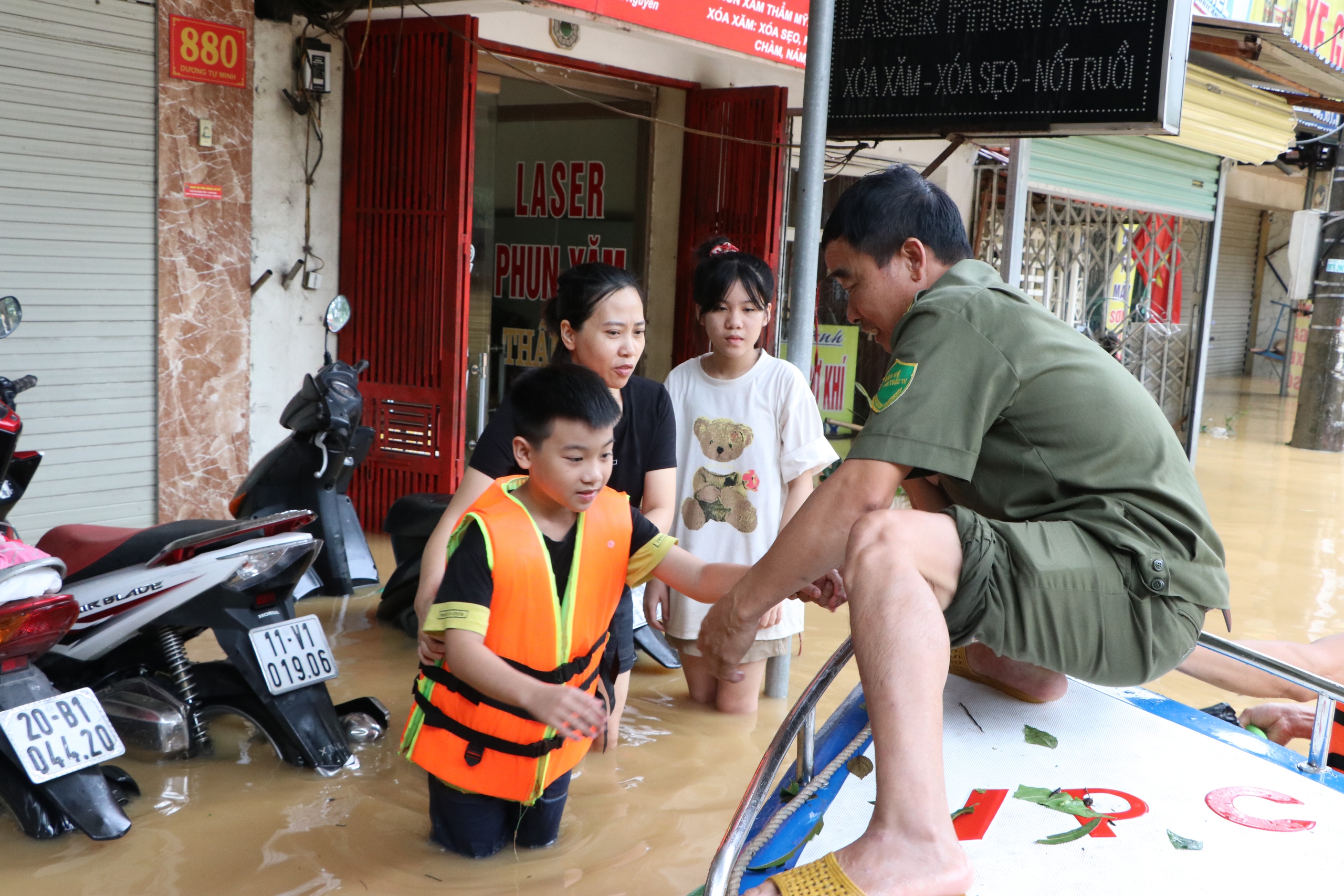 Hàng trăm người được "giải cứu" trong tâm lũ ở Thái Nguyên - Ảnh 7.