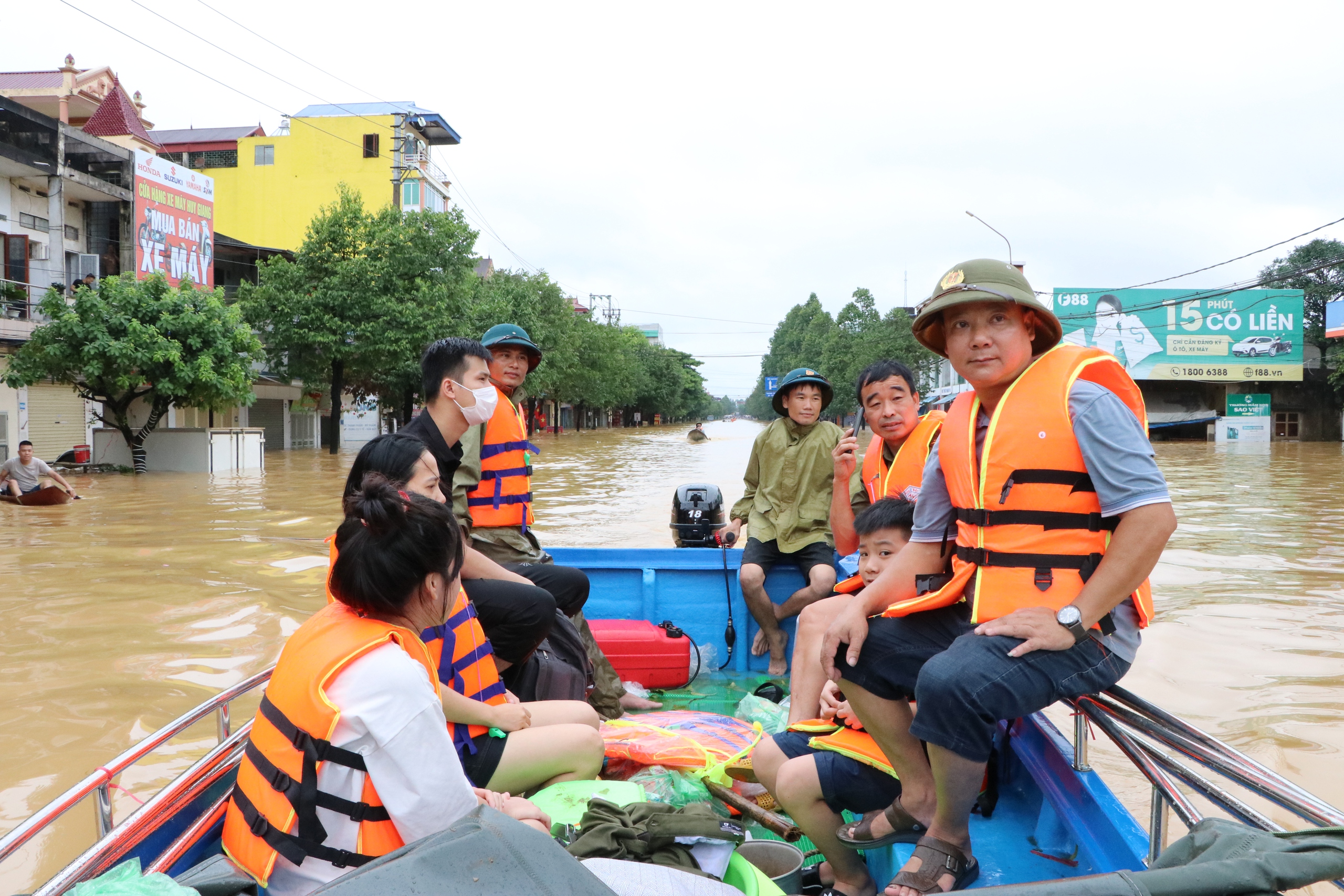 Hàng trăm người được "giải cứu" trong tâm lũ ở Thái Nguyên - Ảnh 9.