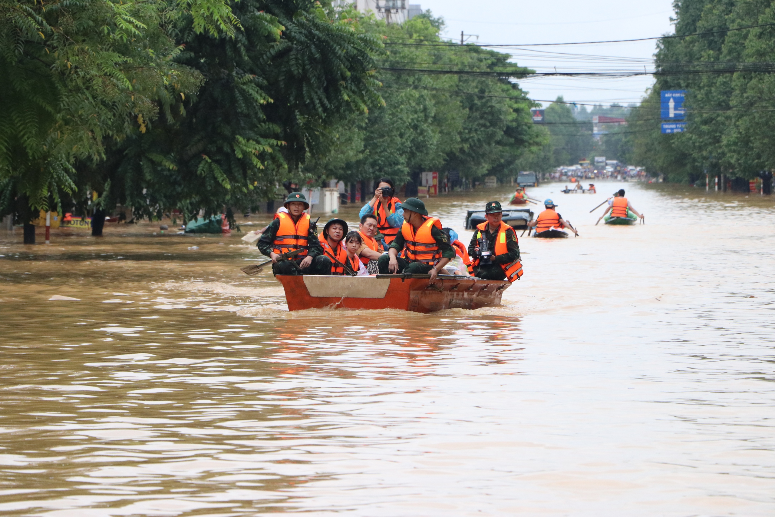 Hàng trăm người được "giải cứu" trong tâm lũ ở Thái Nguyên - Ảnh 1.