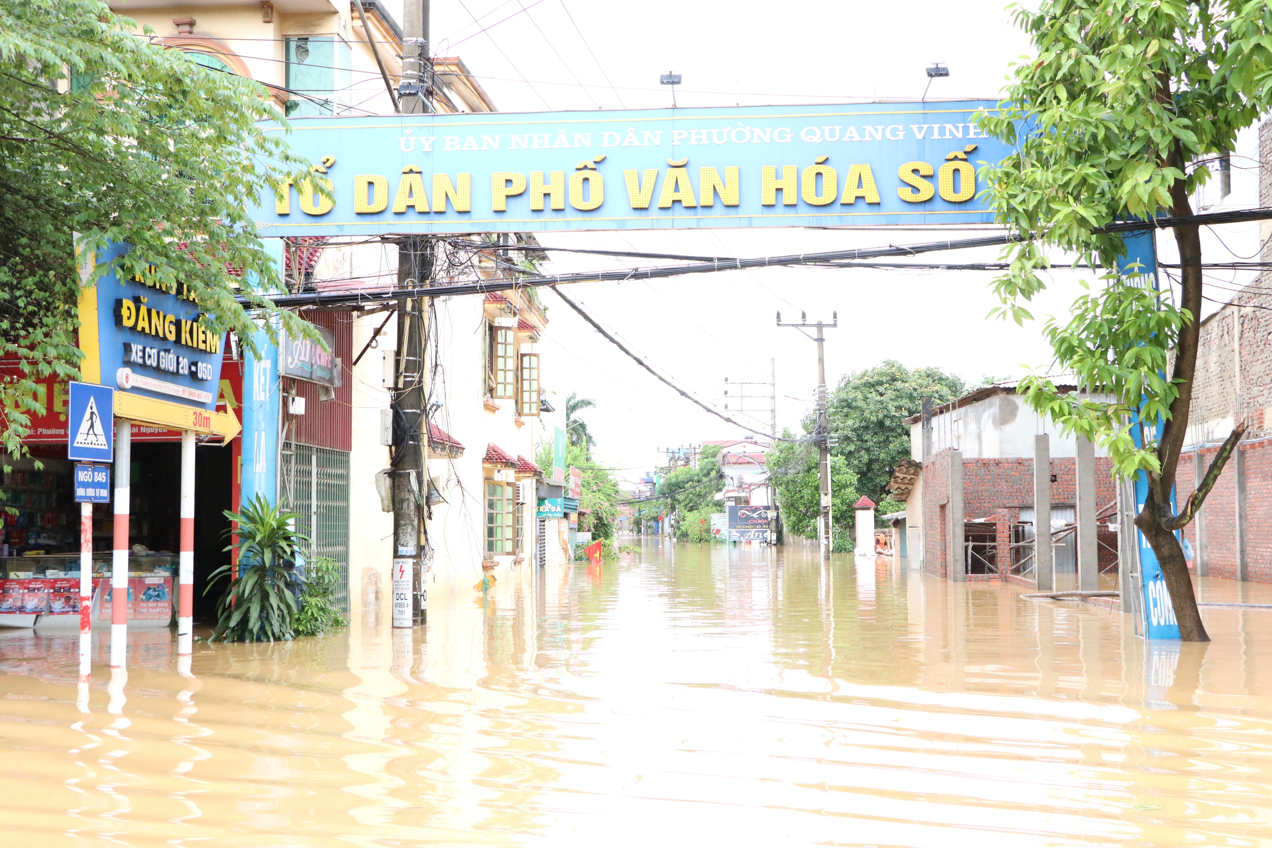 Hàng trăm người được "giải cứu" trong tâm lũ ở Thái Nguyên - Ảnh 13.