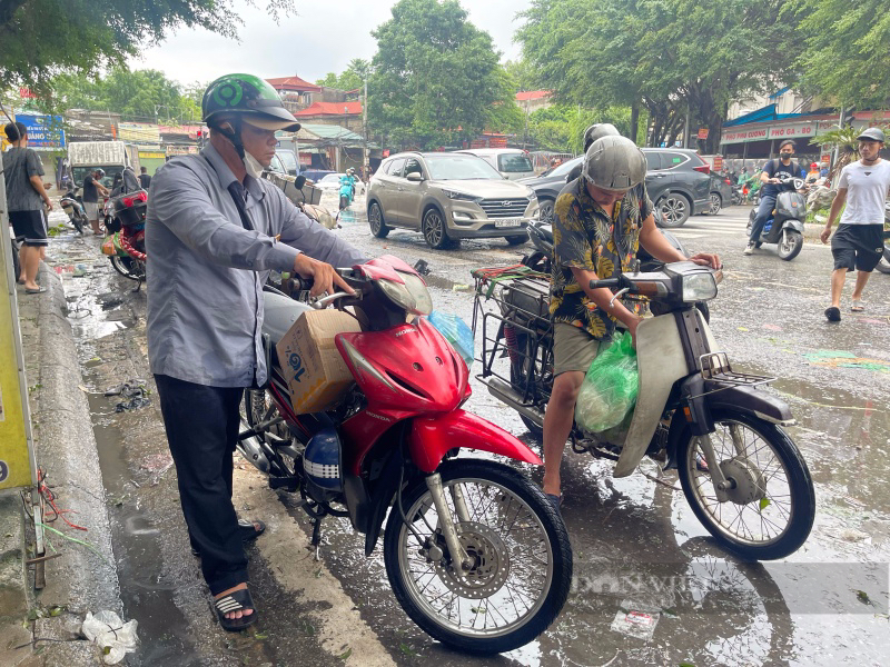 Người Hà Nội khốn đốn hỏng xe trong mưa ngập: "Đi đoạn đường chưa đầy 1km hai lần sửa xe vì hỏng"  - Ảnh 3.