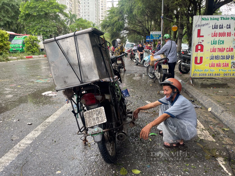 Người Hà Nội khốn đốn hỏng xe trong mưa ngập: "Đi đoạn đường chưa đầy 1km hai lần sửa xe vì hỏng"  - Ảnh 2.