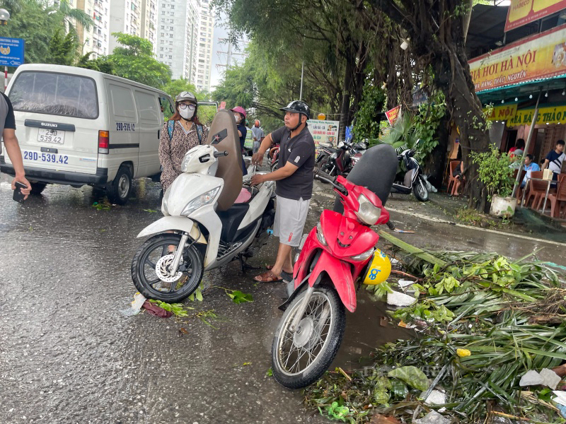 Người Hà Nội khốn đốn hỏng xe trong mưa ngập: "Đi đoạn đường chưa đầy 1km hai lần sửa xe vì hỏng"  - Ảnh 7.