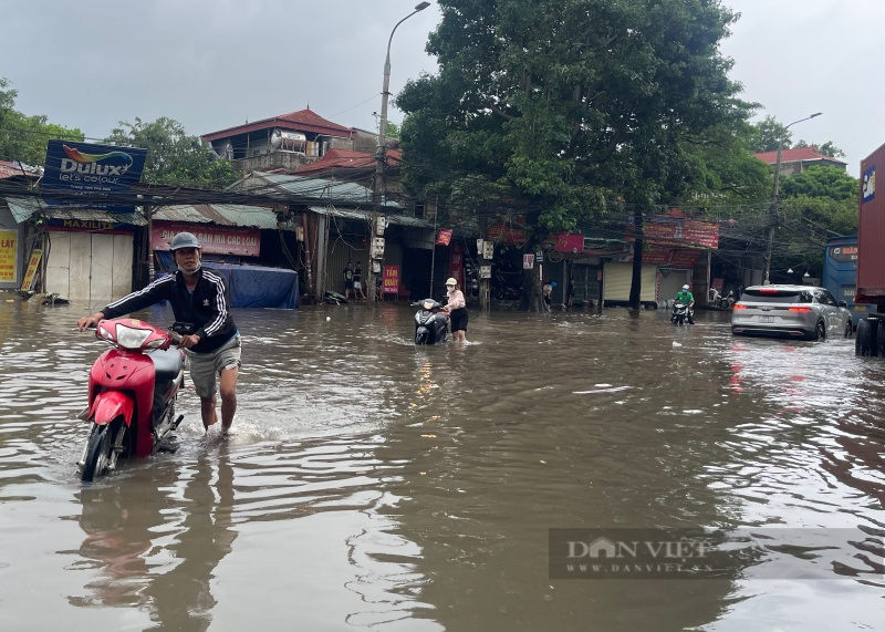 Người Hà Nội khốn đốn hỏng xe trong mưa ngập: "Đi đoạn đường chưa đầy 1km hai lần sửa xe vì hỏng"  - Ảnh 1.