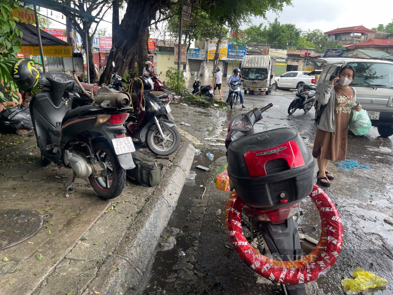 Người Hà Nội khốn đốn hỏng xe trong mưa ngập: "Đi đoạn đường chưa đầy 1km hai lần sửa xe vì hỏng"  - Ảnh 5.