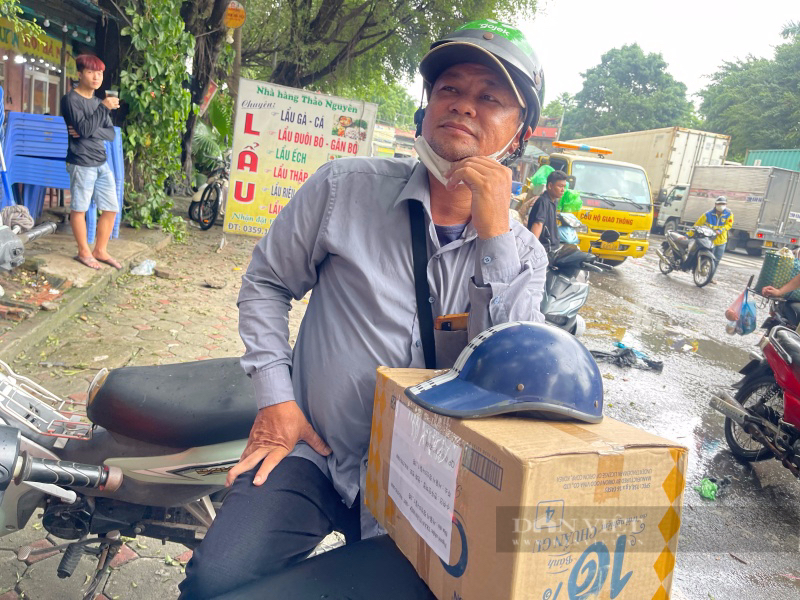 Người Hà Nội khốn đốn hỏng xe trong mưa ngập: "Đi đoạn đường chưa đầy 1km hai lần sửa xe vì hỏng"  - Ảnh 4.