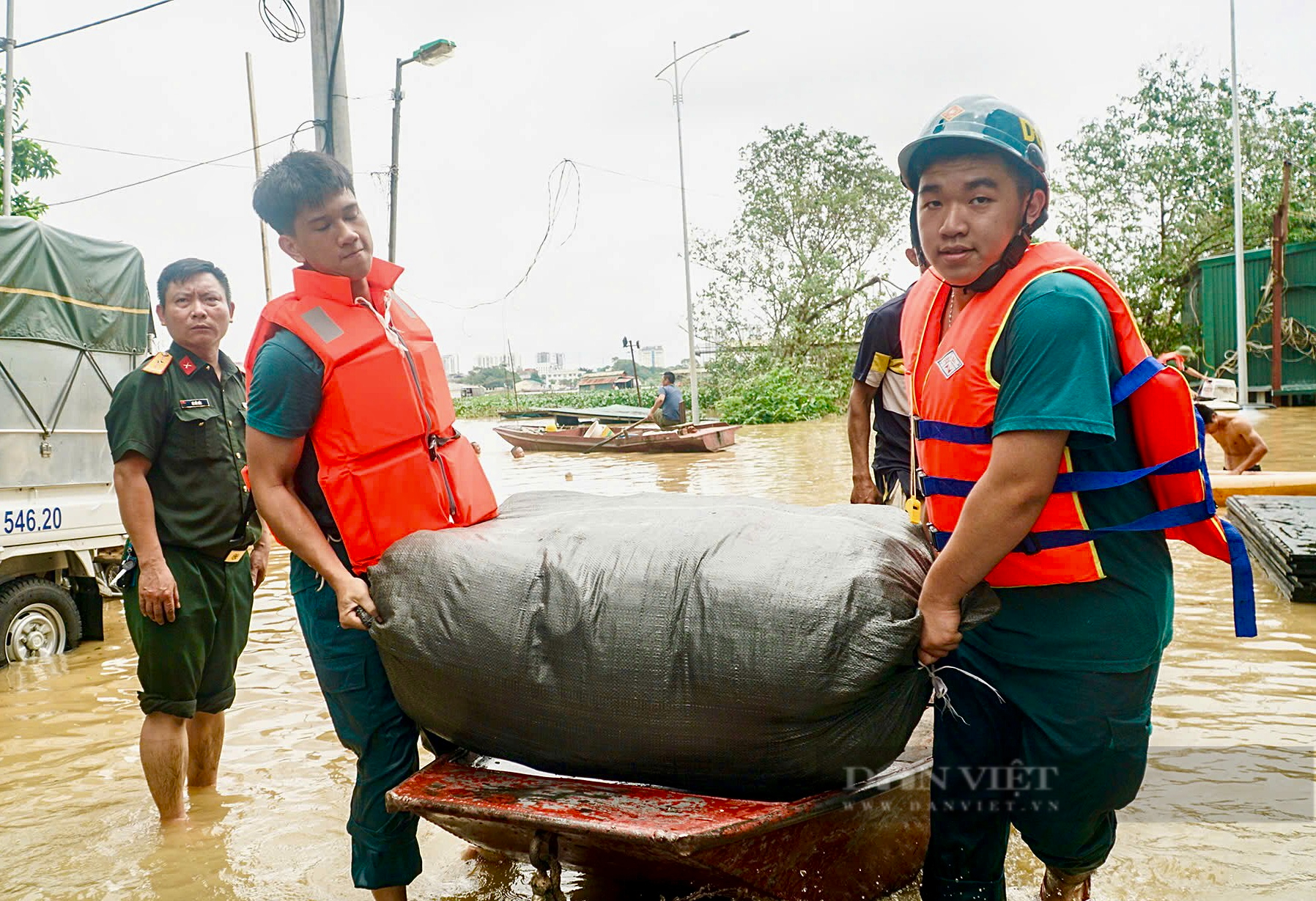 Nước sông Hồng dâng cao, người dân đằm mình trong nước hàng tiếng đồng hồ để cứu tài sản - Ảnh 16.