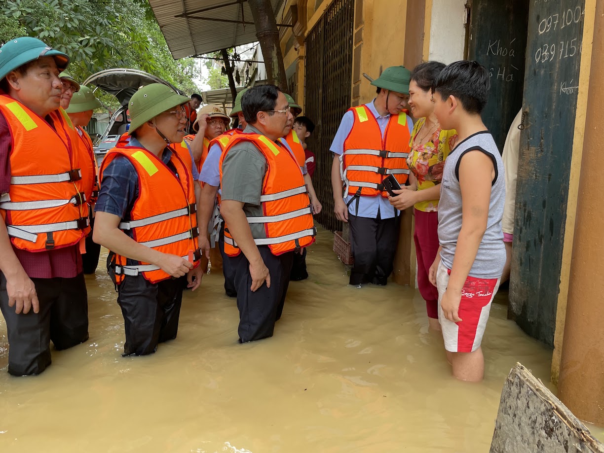 Thủ tướng Phạm Minh Chính thăm hỏi, động viên người dân tại xã bị cô lập của Bắc Giang- Ảnh 3.