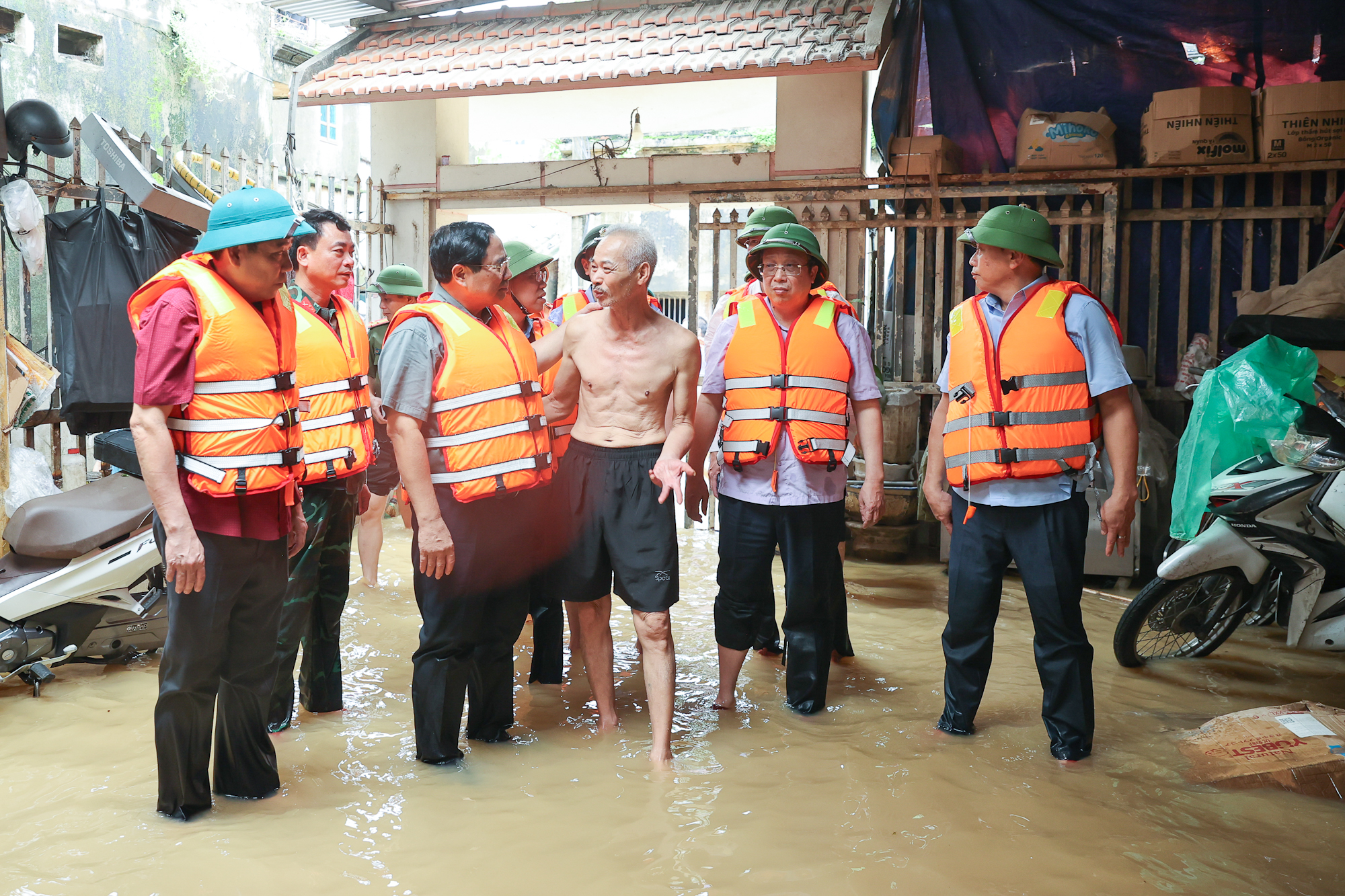 Thủ tướng Phạm Minh Chính thăm hỏi, động viên người dân tại xã bị cô lập của Bắc Giang- Ảnh 6.