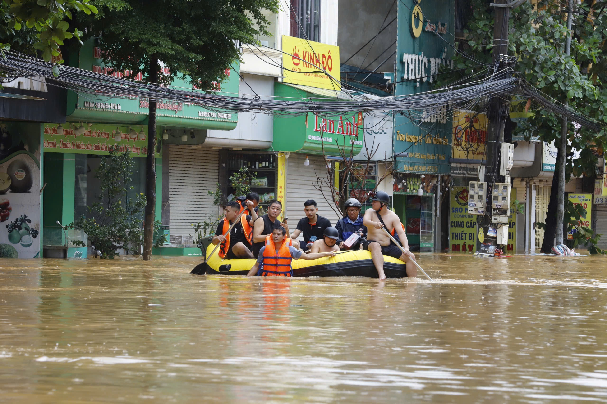 TP Yên Bái còn nơi ngập sâu 2m, đi thuyền chuyển lương thực, nước uống cho người dân - Ảnh 2.