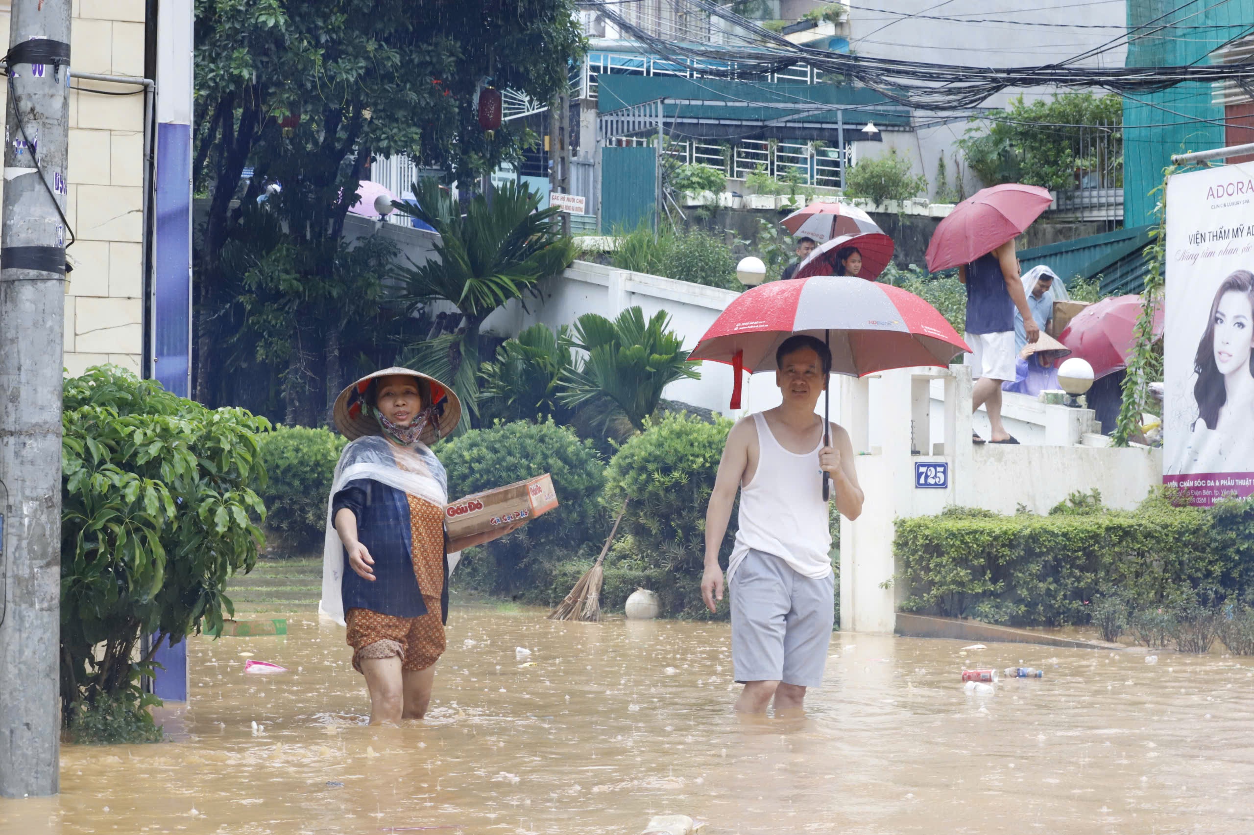 TP Yên Bái còn nơi ngập sâu 2m, đi thuyền chuyển lương thực, nước uống cho người dân - Ảnh 3.