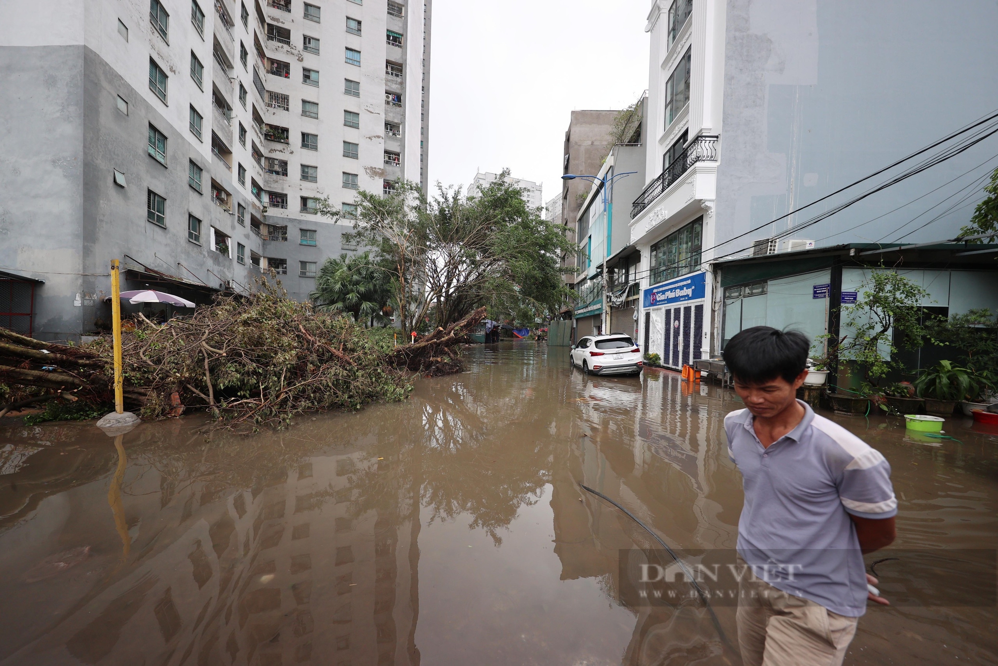 Mưa kéo dài nhiều giờ, hôm nay Hà Nội ngập khắp nơi khiến cuộc sống bị đảo lộn - Ảnh 2.