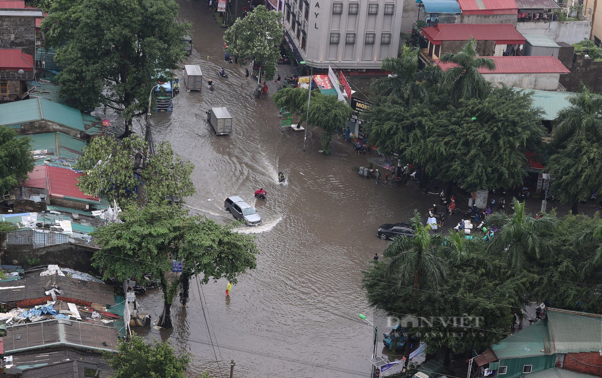 Mưa kéo dài nhiều giờ, hôm nay Hà Nội ngập khắp nơi khiến cuộc sống bị đảo lộn - Ảnh 7.