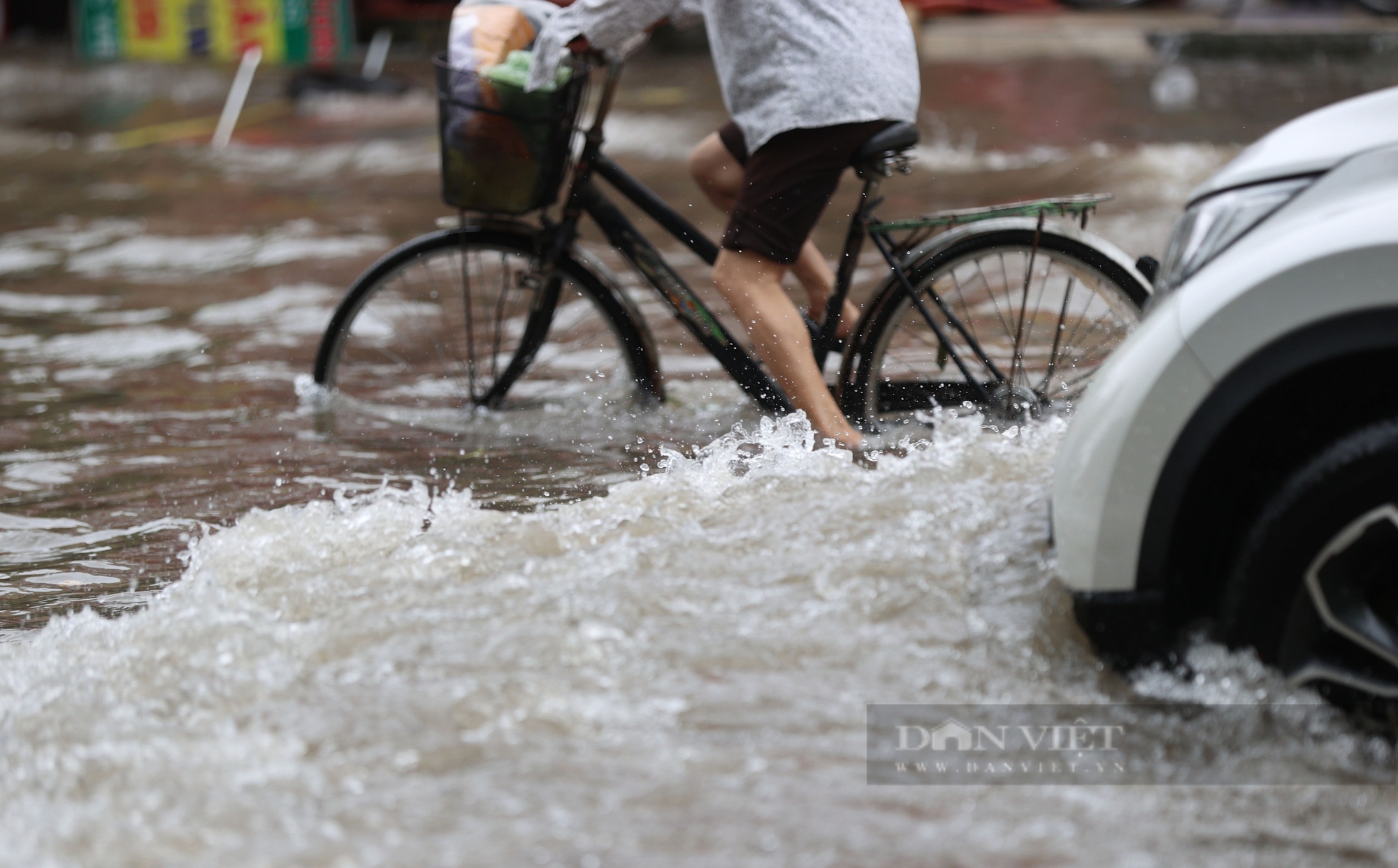 Mưa kéo dài nhiều giờ, hôm nay Hà Nội ngập khắp nơi khiến cuộc sống bị đảo lộn - Ảnh 9.