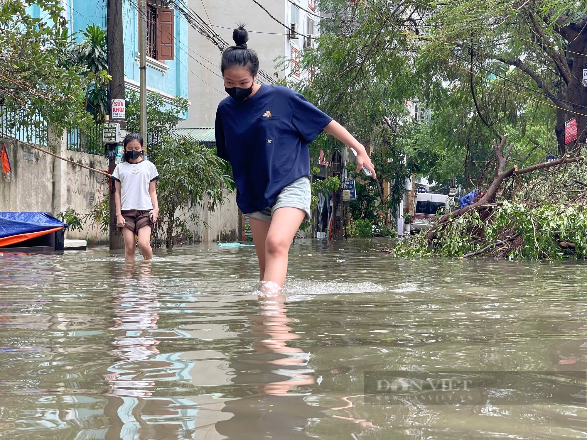 Mưa kéo dài nhiều giờ, hôm nay Hà Nội ngập khắp nơi khiến cuộc sống bị đảo lộn - Ảnh 10.