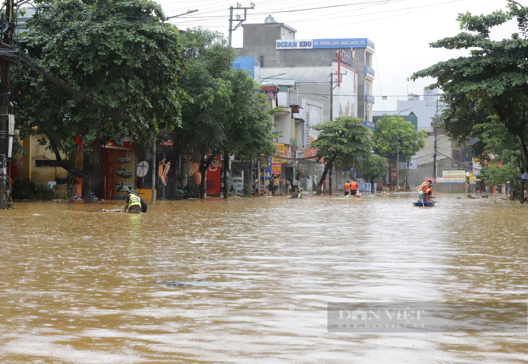 Nước dâng quá nhanh trong đêm, người Yên Bái bị bất ngờ, mọi thức bị chìm nghỉm trong nước - Ảnh 2.