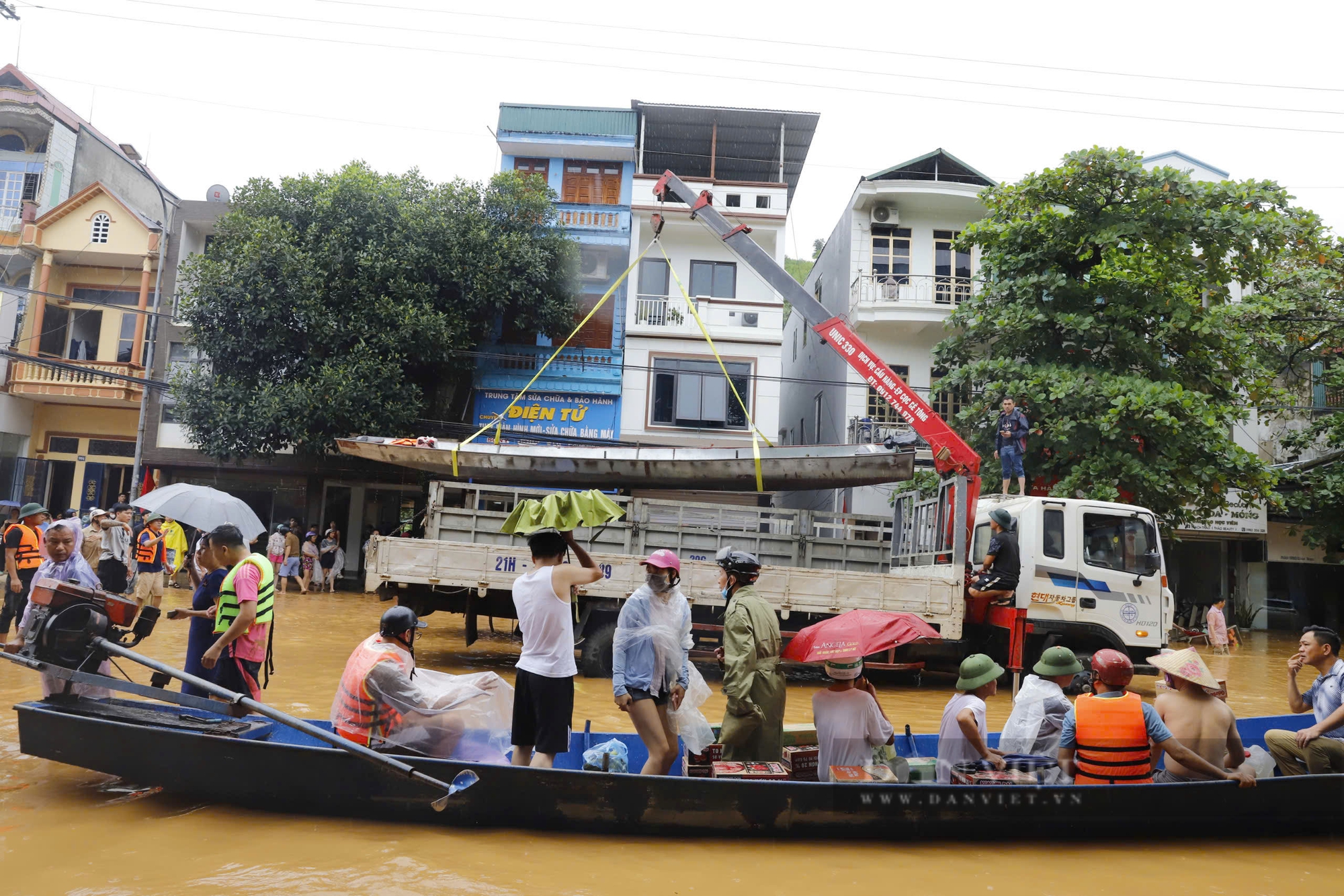 Nước dâng quá nhanh trong đêm, người Yên Bái bị bất ngờ, mọi thức bị chìm nghỉm trong nước - Ảnh 11.